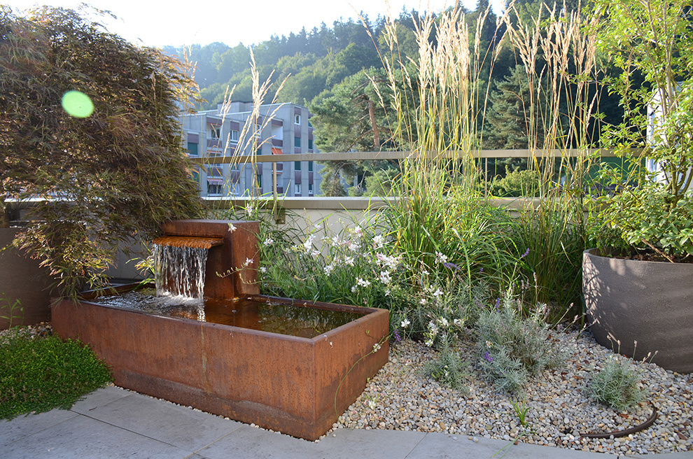 Terrasse mit Brunnen und Pflanzen