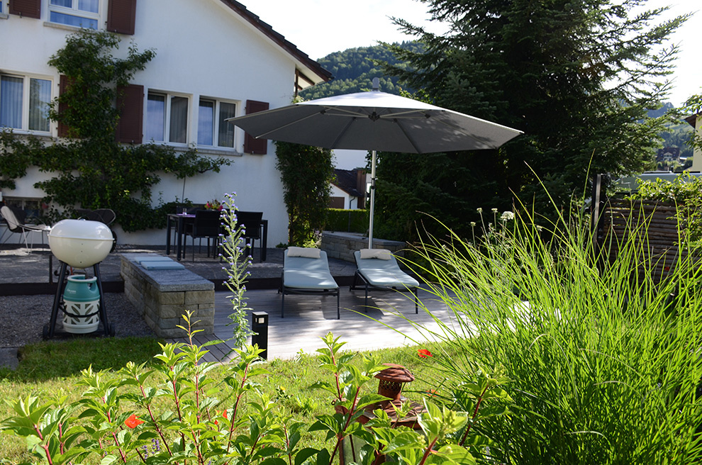 Nachher - Garten mit Sitzplatz und Liegestühlen, St Gallen
