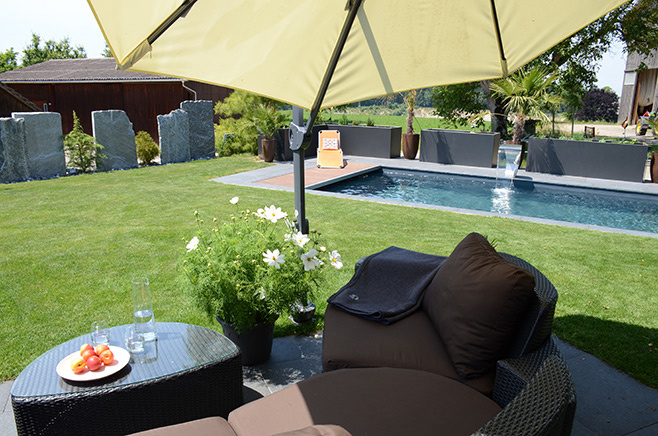 Nachher - Sitzplatz mit Sofa im Garten mit Pool, St Gallen