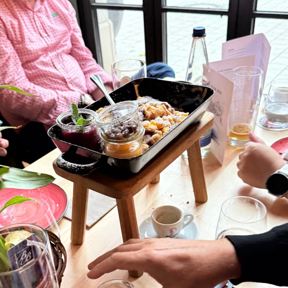 Dessertplatte auf Holzständer bei gedecktem Café-Tisch