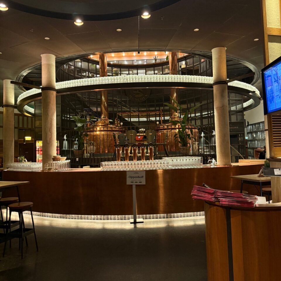 Kupferbrauerei hinter kreisförmiger Bar in historischem Innenraum
