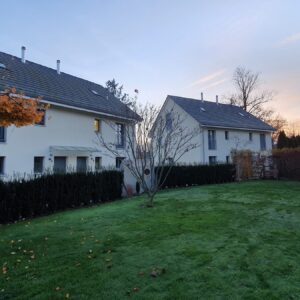 Zwei Häuser mit Garten im Sonnenuntergang