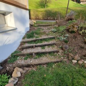 Natursteinstufen im grünen Gartenland mit Bäumen