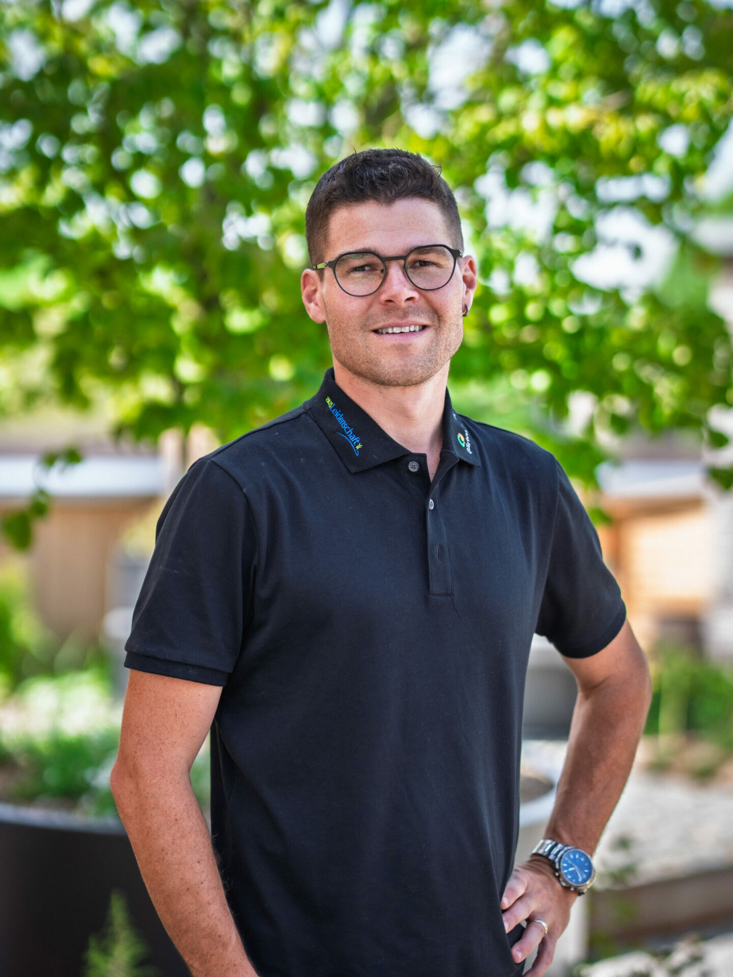 Mann mit Brille im Freien