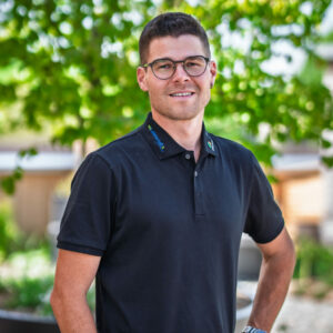 Mann mit Brille im Freien