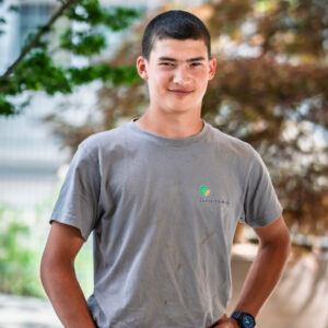 Person im Garten mit grauem T-Shirt