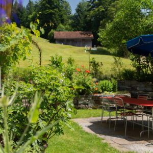 Garten mit Tisch und Stühlen im Freien
