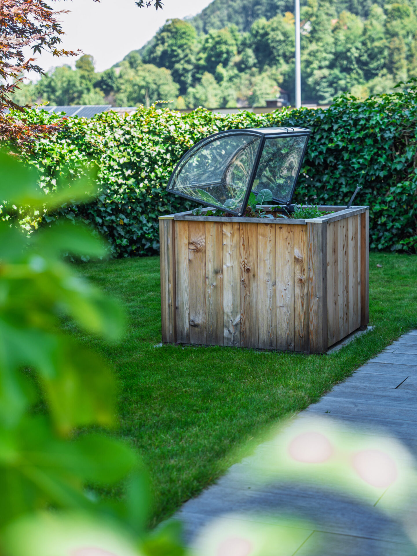 Hochbeet mit Glasabdeckung im Garten
