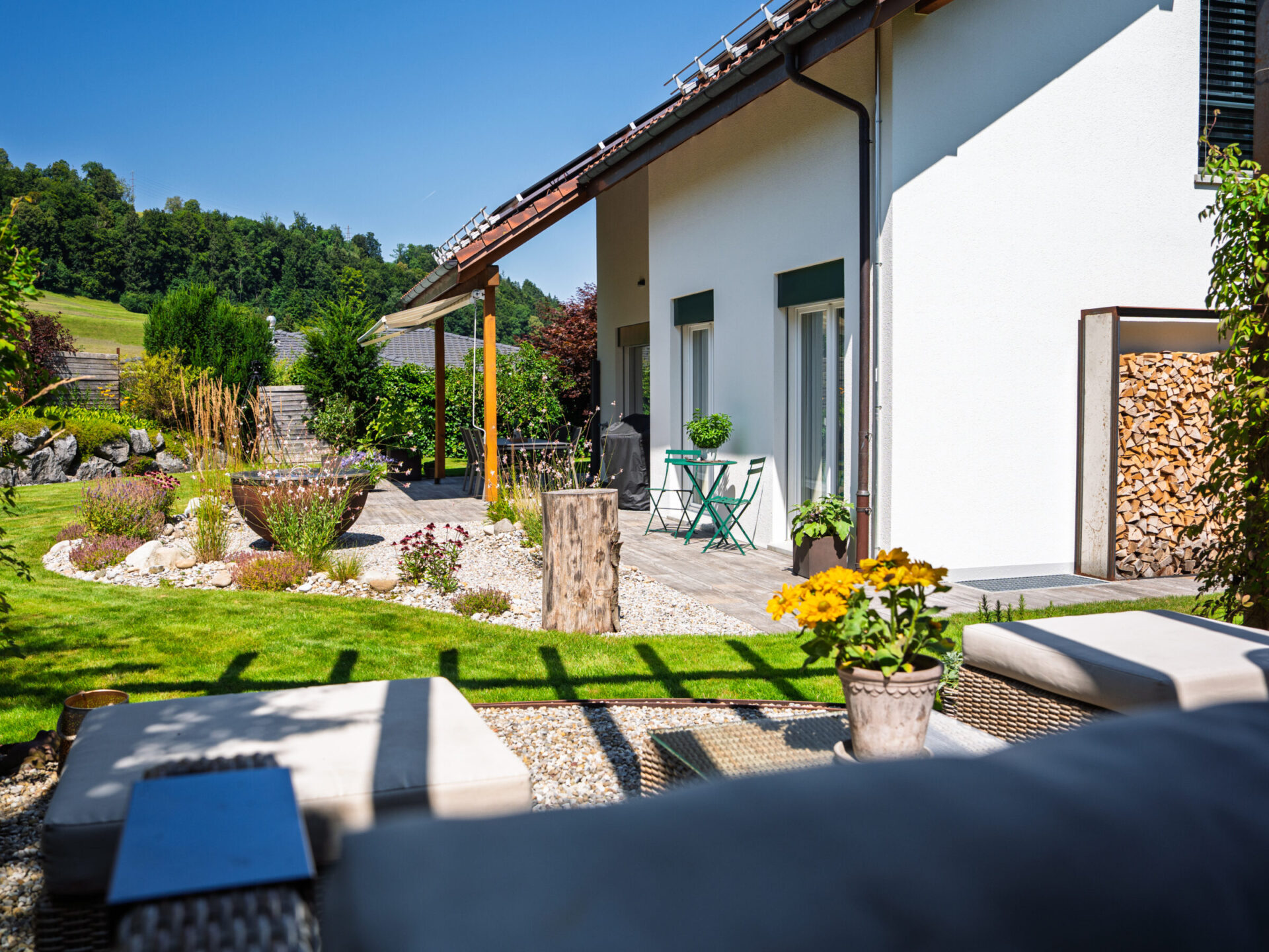 Grüner Garten mit Terrasse und Sitzbereich