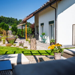 Grüner Garten mit Terrasse und Sitzbereich