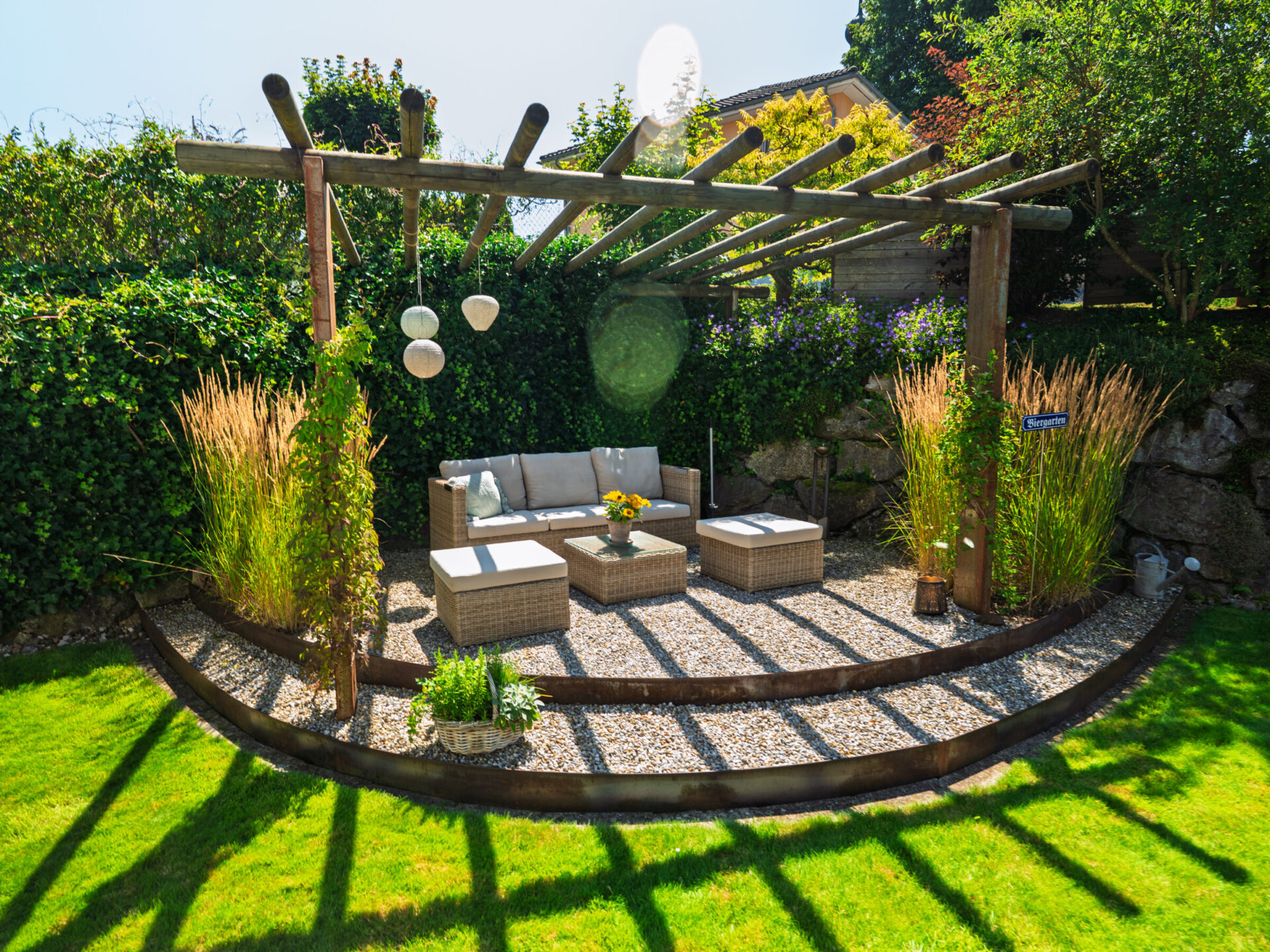 Gemütliche Sitzecke im Garten unter Pergola