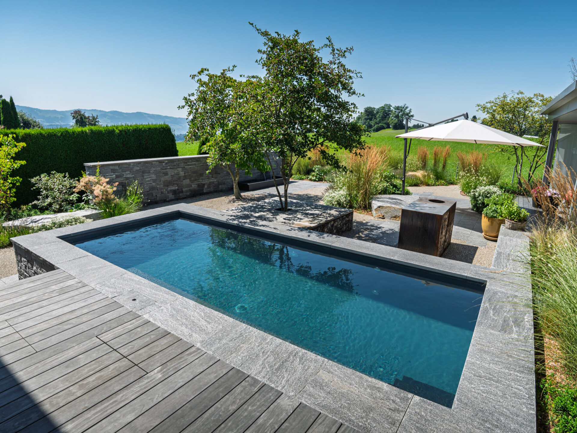 Moderner Garten mit Pool und Terrasse