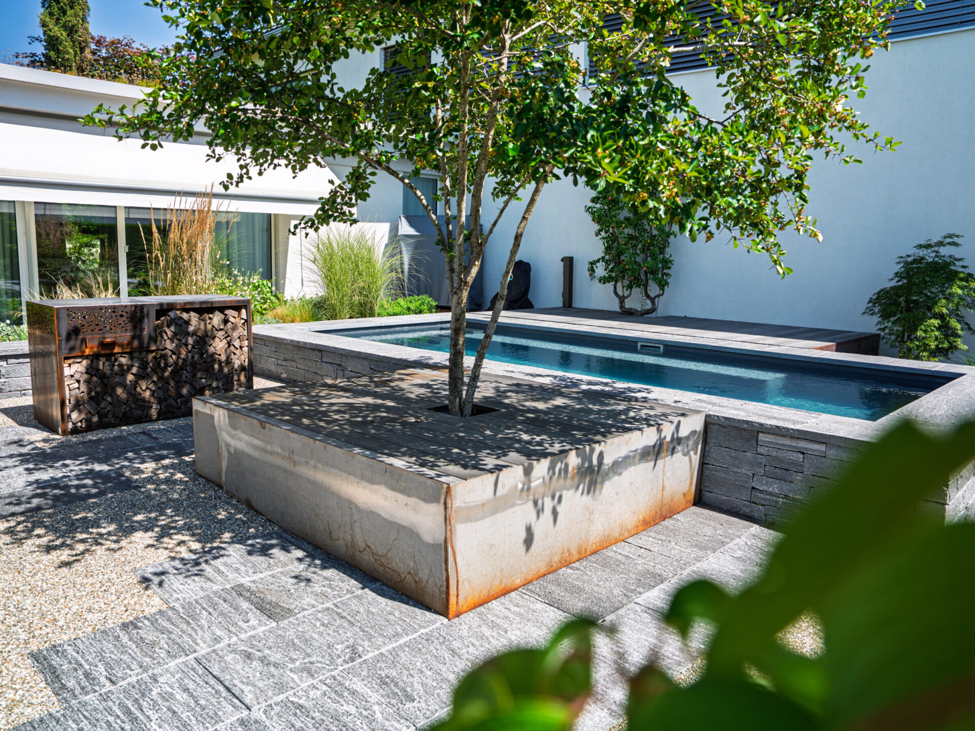 Moderner Garten mit Pool und Sitzbereich