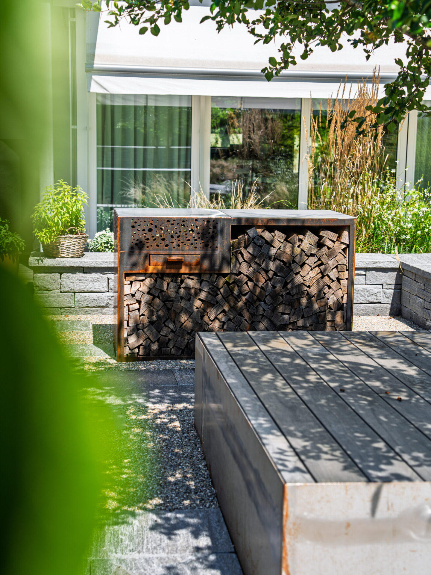 Holzregal im sonnigen Garten vor Fenster