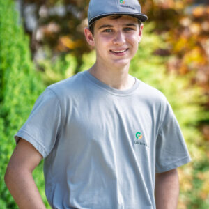 Person mit grauem Shirt, naturbelassener Hintergrund