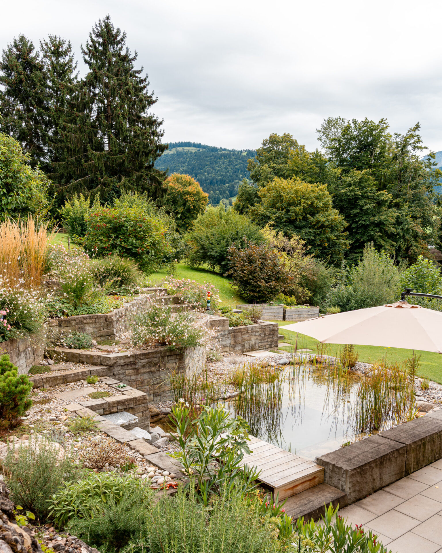 Garten mit Naturteich und breiten Stufen.