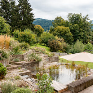 Garten mit Naturteich und breiten Stufen.
