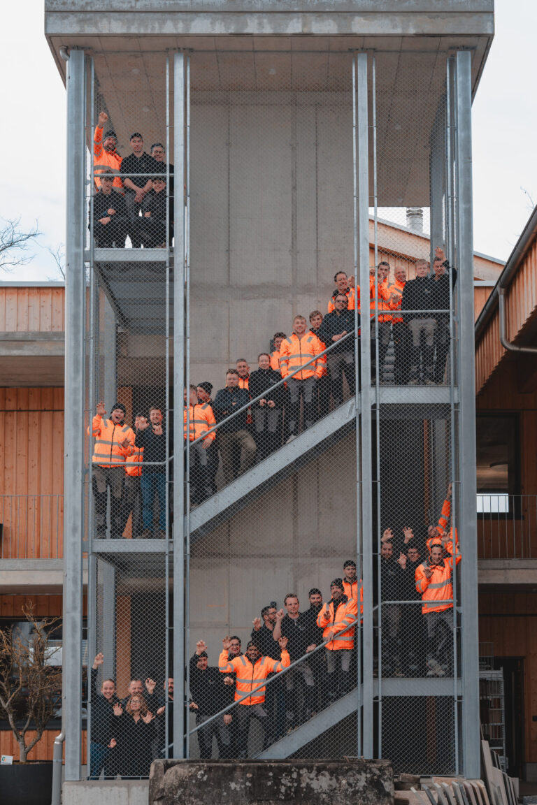 Gruppe von Menschen auf Feuertreppe