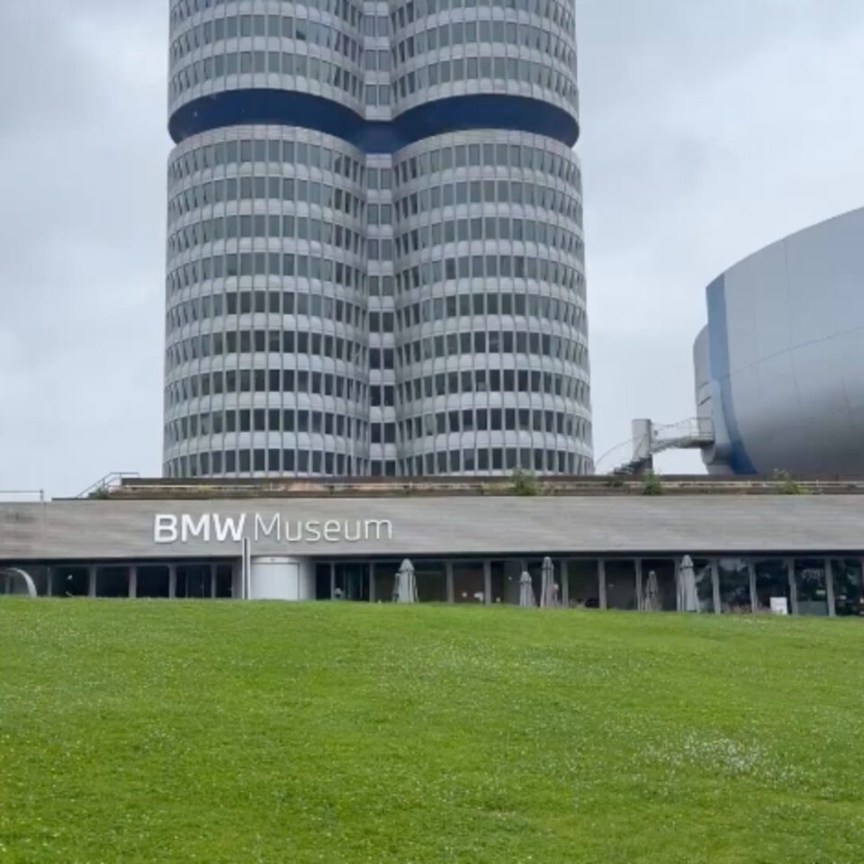 BMW Museum vor dem BMW-Vierzylinder in München