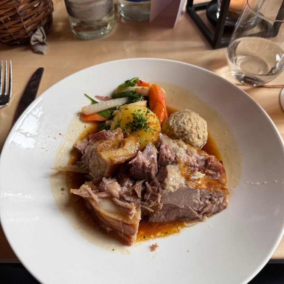 Geschmorte Schweinshaxe mit Knödel, Kartoffeln und Gemüse