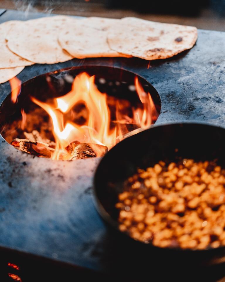 Tortillas und Feuerstelle zum Kochen im Freien.