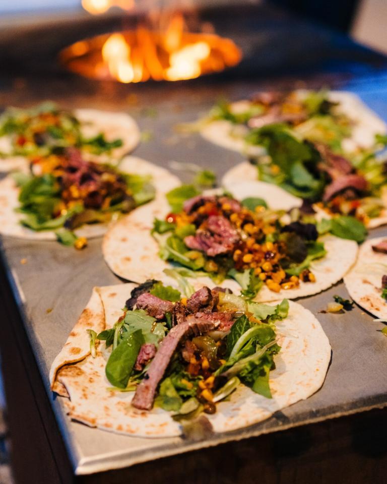 Frische Tacos mit gegrilltem Fleisch und Gemüse.