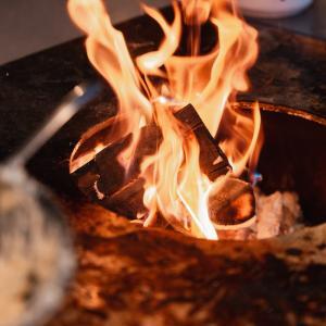 Holz brennt in offener Feuerstelle in Küche.