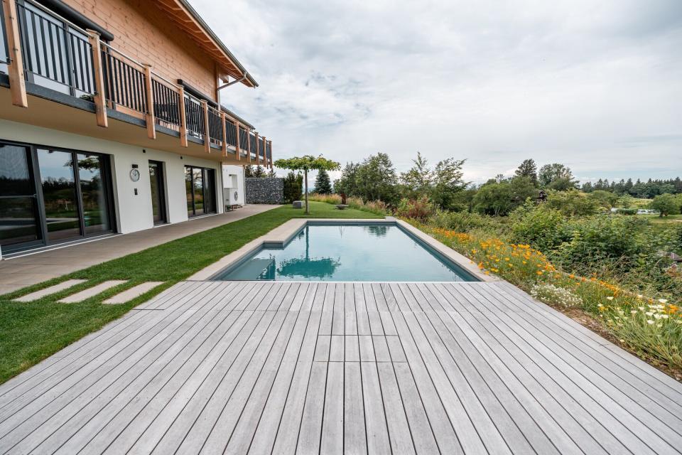 Modernes Haus mit Pool im Garten