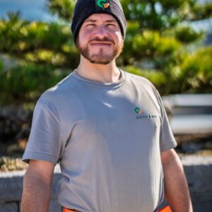 Gärtner im Freien mit Mütze und T-Shirt