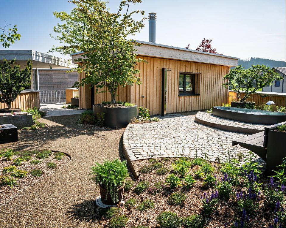 Kleines Holzhaus mit Garten im Freien.