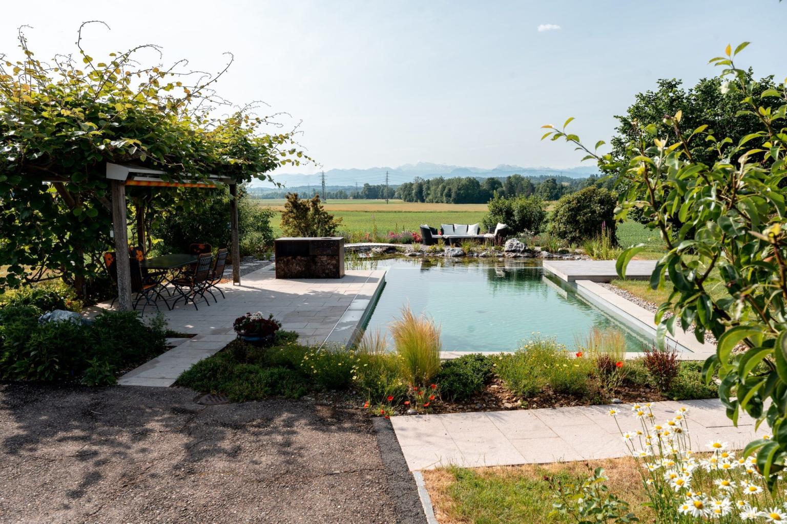 Garten mit Pool und Landschaft