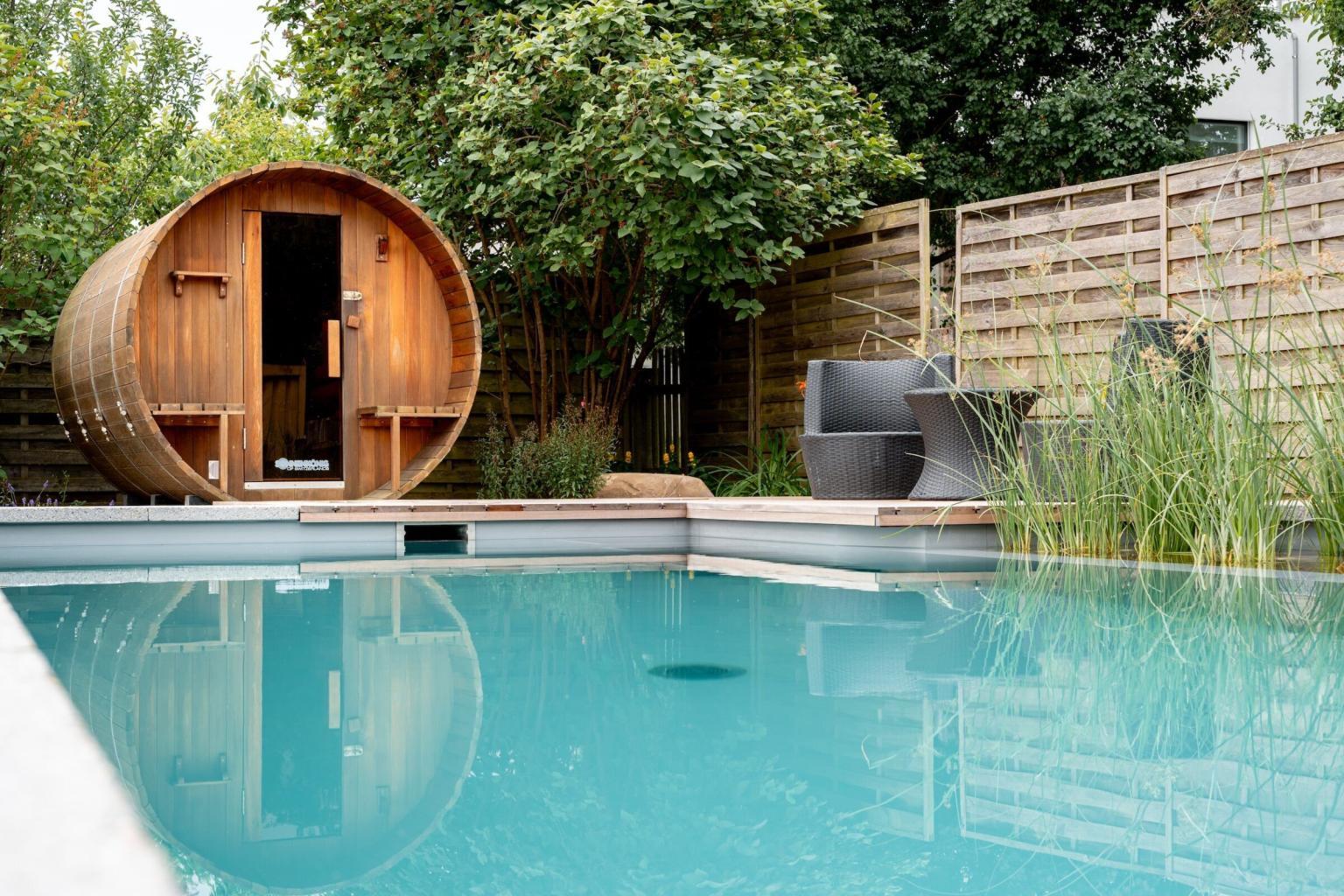 Gartenpool mit runder Holzsauna