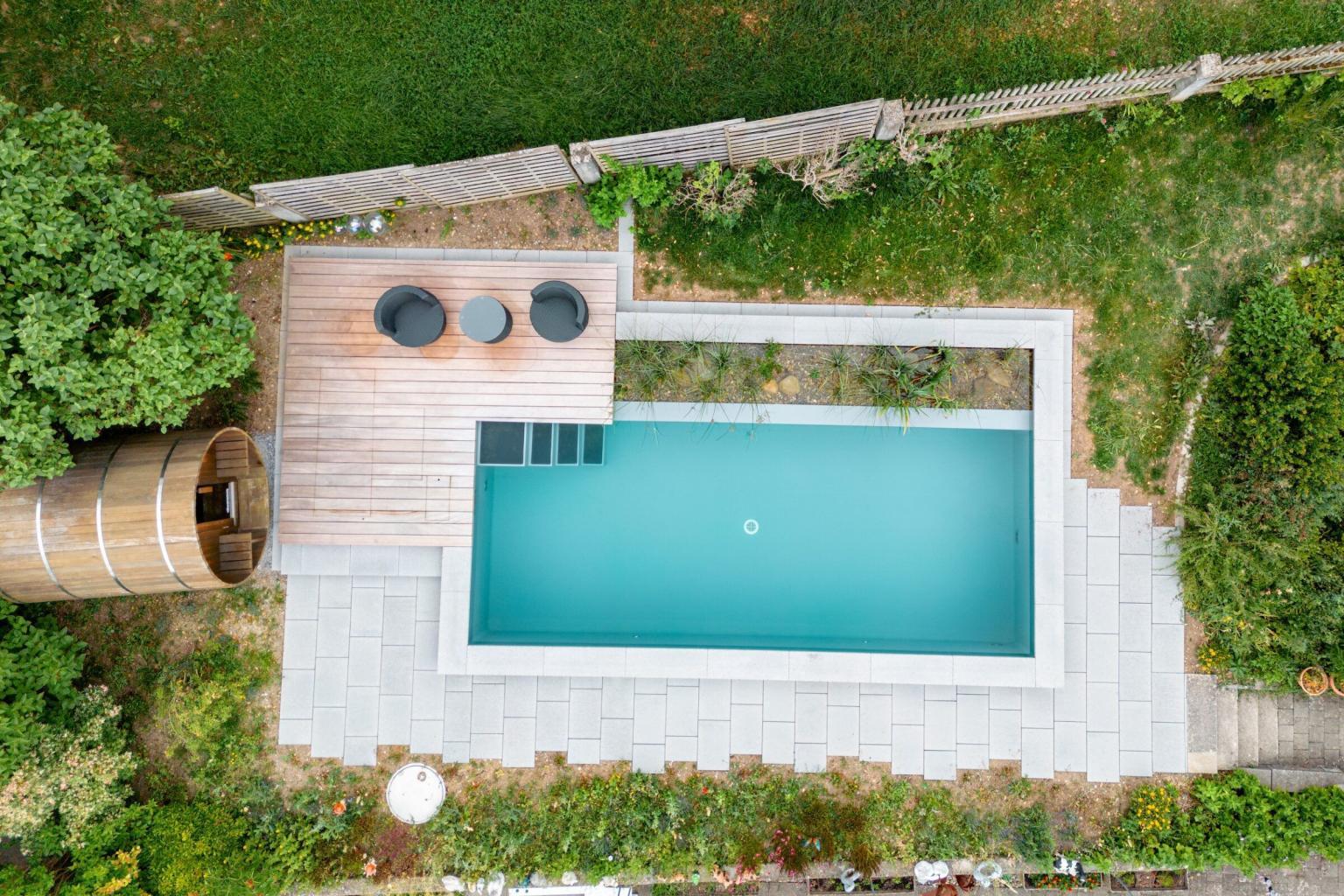 Moderner Garten mit Pool von oben