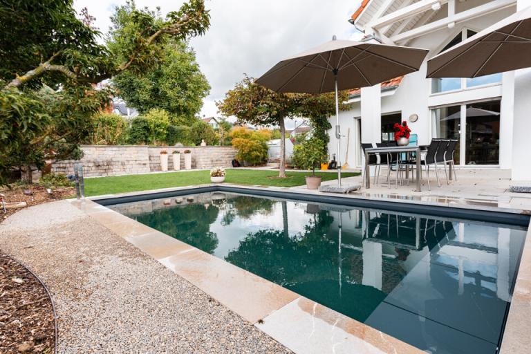 Moderner Garten mit Pool und Terrasse