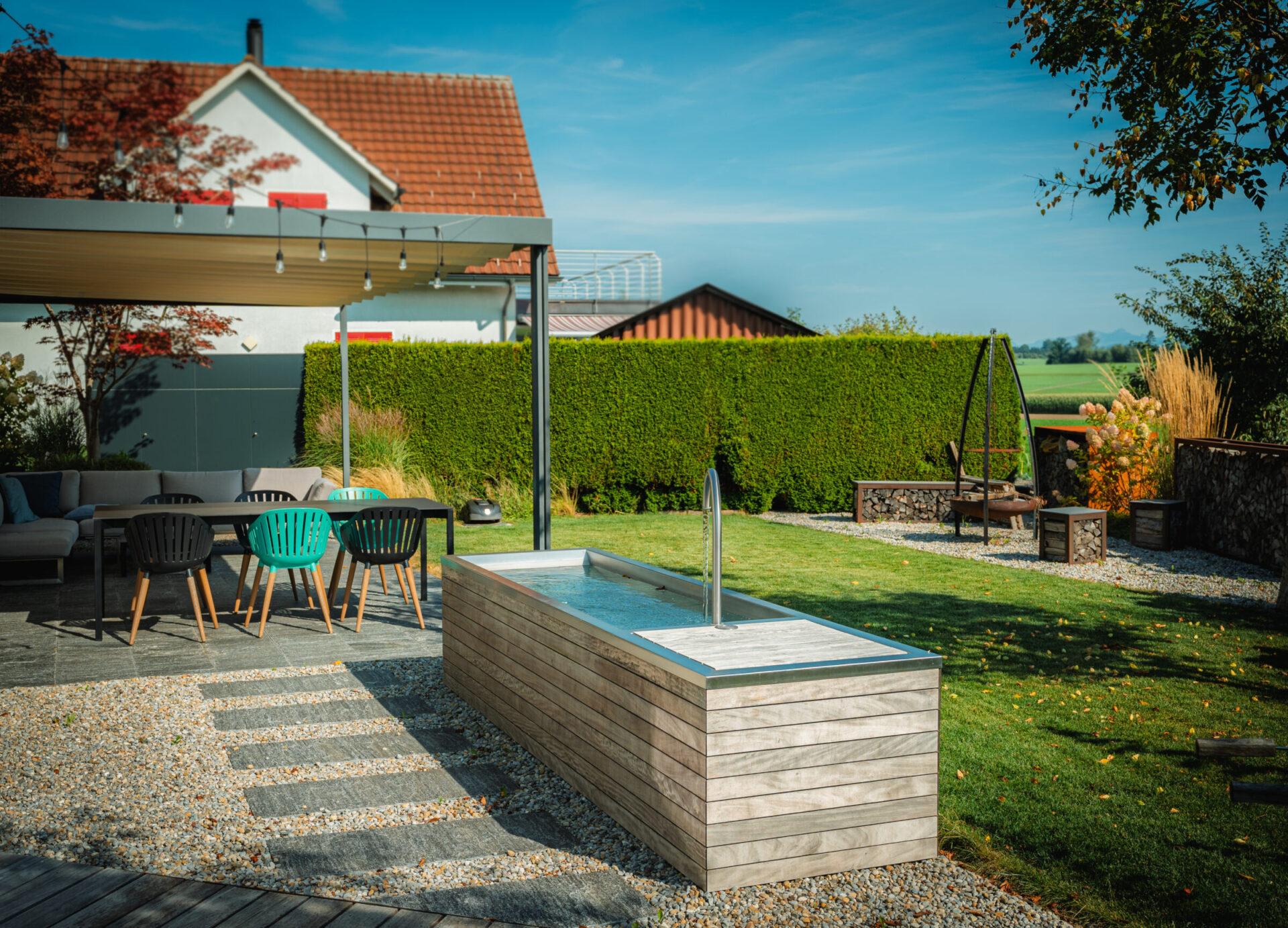 Moderner Garten mit Wasserspiel und Pergola