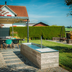 Moderner Garten mit Wasserspiel und Pergola