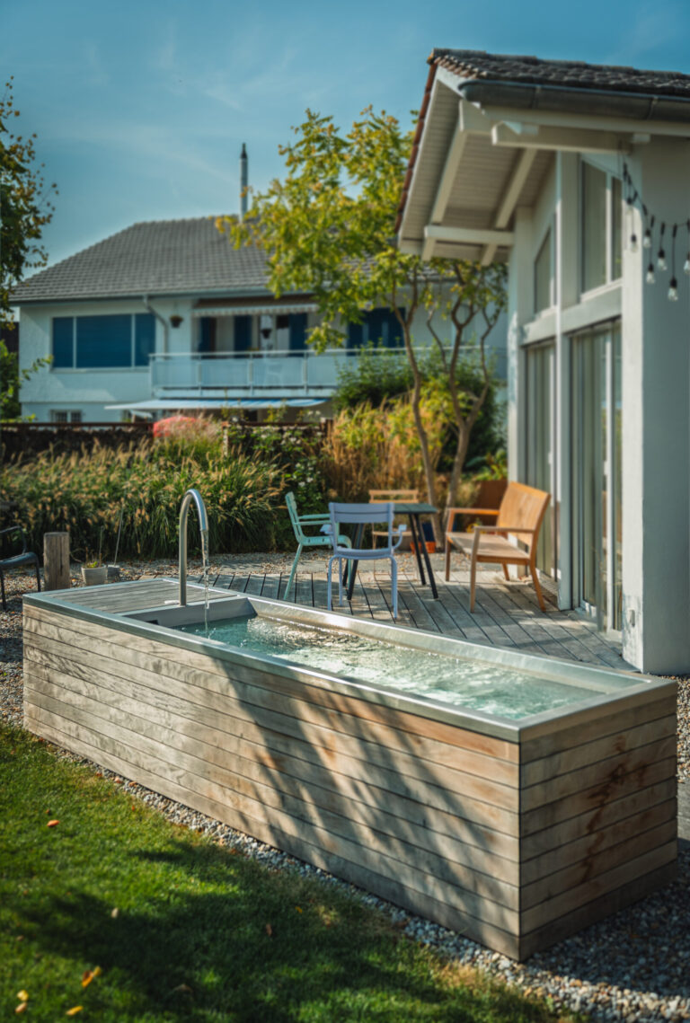 Terrasse mit Holzdeck und Wasserbecken