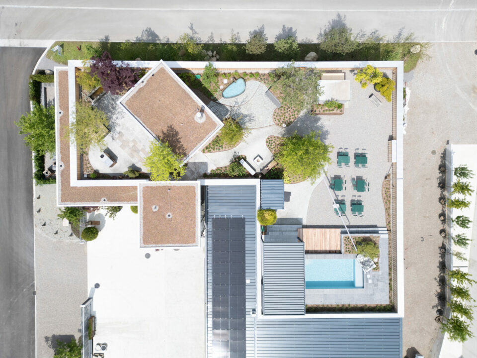 Moderne Villa von oben mit Garten und Pool