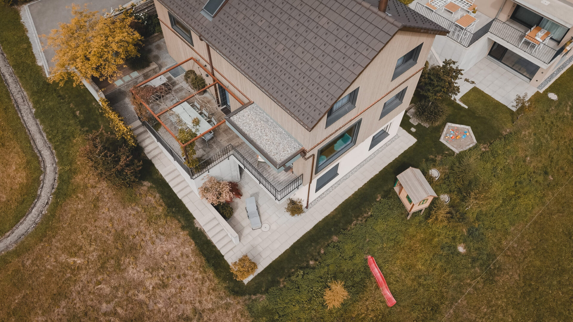 Luftaufnahme eines modernen Hauses mit Garten