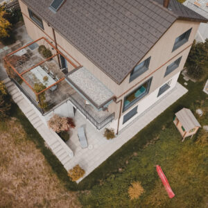 Luftaufnahme eines modernen Hauses mit Garten