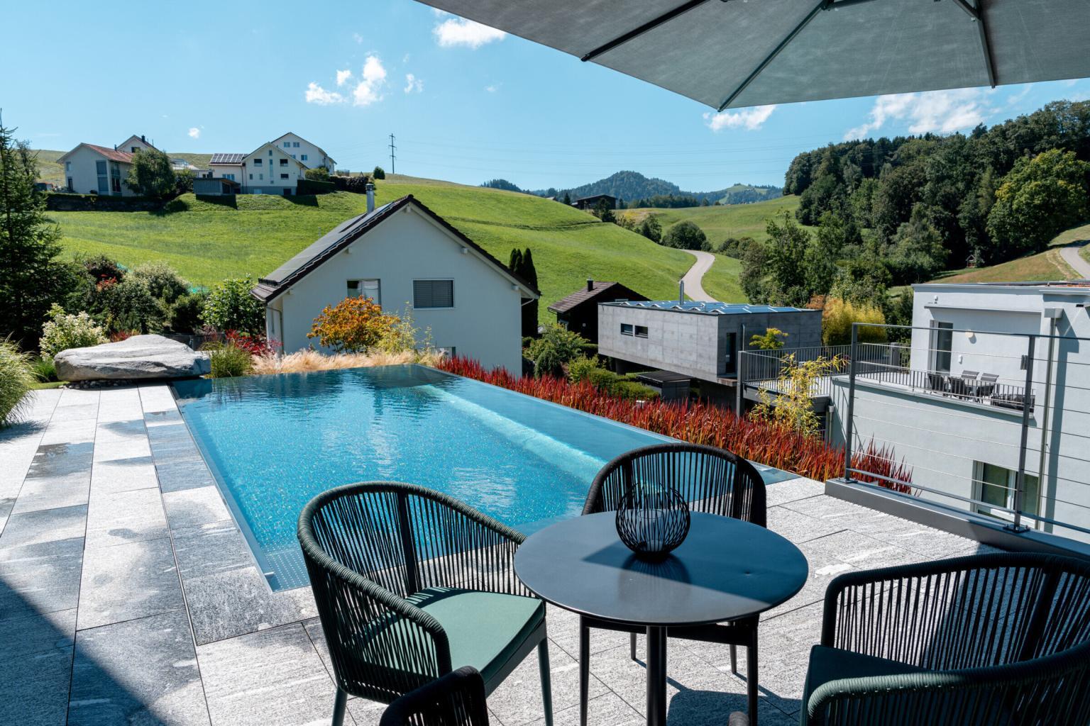 Terrasse mit Pool und Landschaftsblick