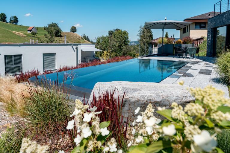 Modernes Haus mit Pool und Garten