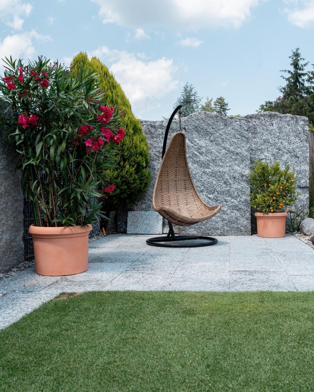 Garten mit Hängesessel und Pflanzen