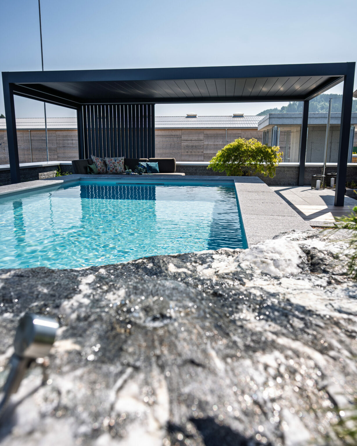 Moderner Pool mit Pergola und Sitzbereich