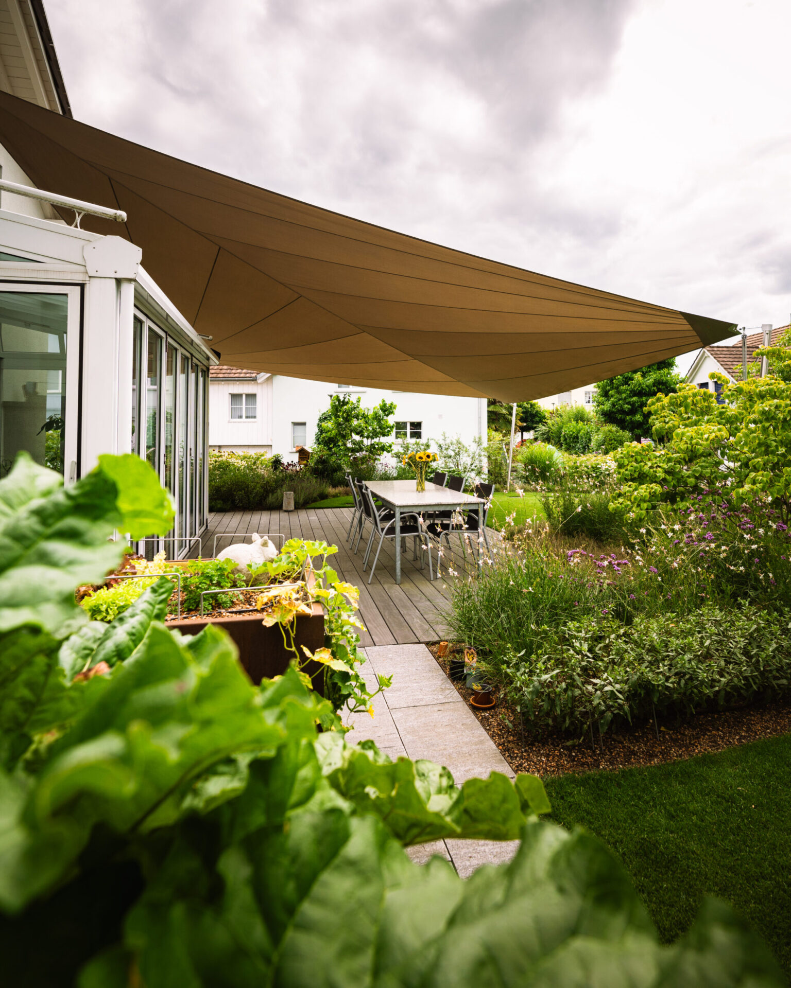 Garten mit Sonnensegel und Terrasse