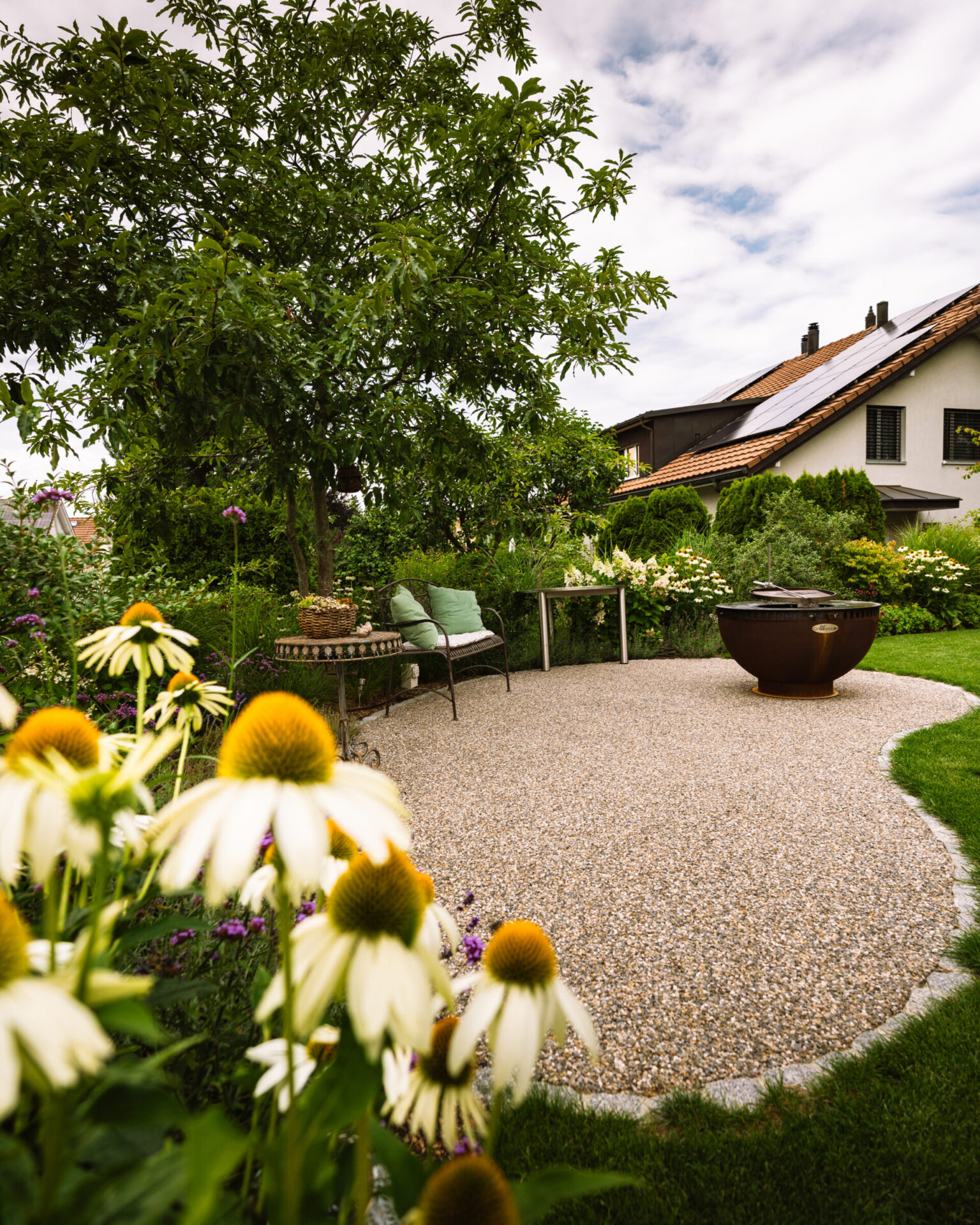 Garten mit Blumen und Sitzbereich