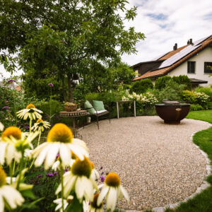 Garten mit Blumen und Sitzbereich