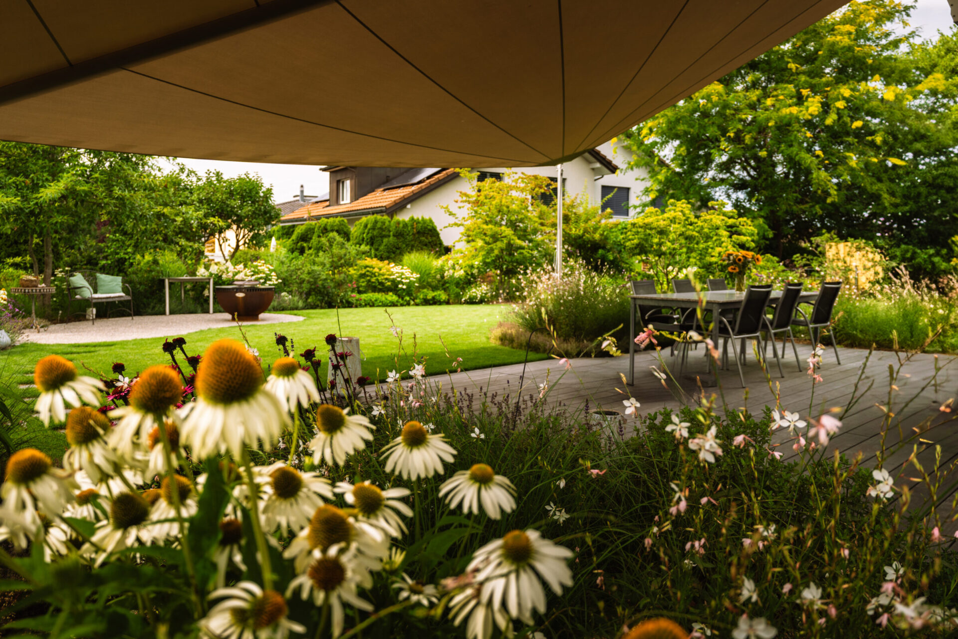 Moderner Garten mit Terrasse und Blumen