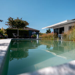 Moderner Garten mit Pool und Terrasse