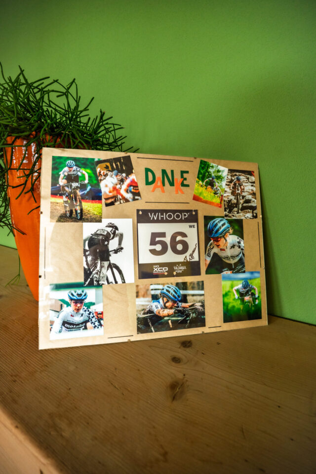 Dankeskarte mit Radfahrerfotos auf Holztisch.